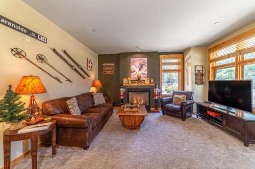 #320 - Golf Course Townhome with Mountain Views & Spa