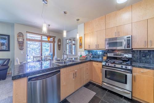 #320 - Golf Course Townhome with Mountain Views & Spa photo 4