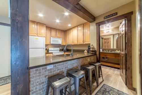 #398 - Ski-In Ski-Out Condo with Pool, Spa, Tennis Courts, Gym photo 4