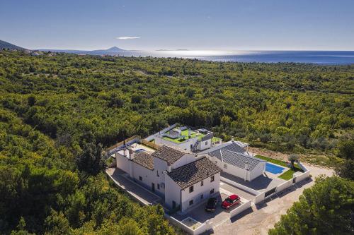 Neubau-Villa mit Meerblick, privatem Pool, klimatisierte Schlafzimmer, WLAN, Billard sowie großer Sonnenterrasse mit Grill - Location saisonnière - Diminići