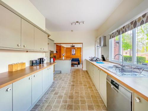 *RD9bC* For your most relaxed & Cosy stay + Free Parking + Free Fast WiFi * near Sand Moor Golf Club