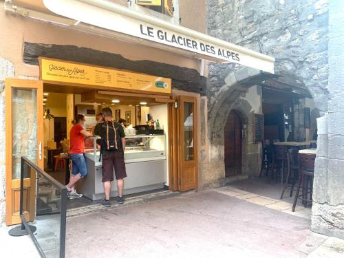 Loveroom Muse old town jacuzzi Annecy vieille ville - image 2