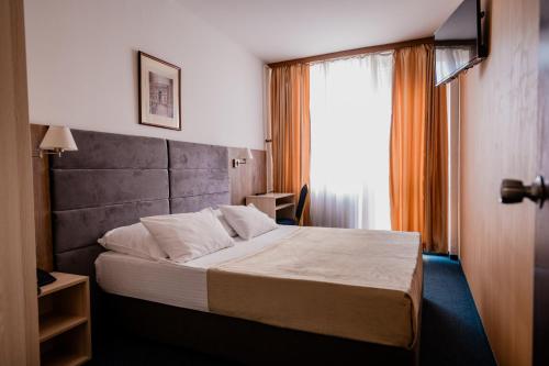Hotel Slavija - image 2