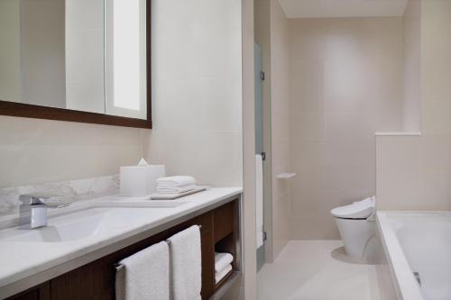 Deluxe Room, 1 King, City View room in Delta Hotels City Center Doha