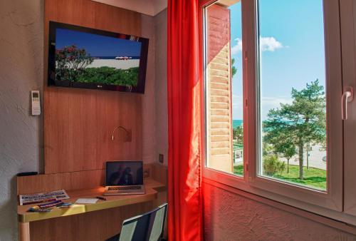 Double or Twin Room with Partial Sea View