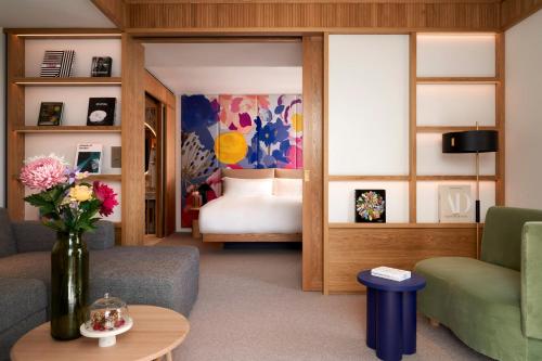 room detail thumbnail 2