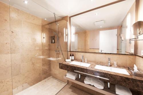 Deluxe Double or Twin Room with City View