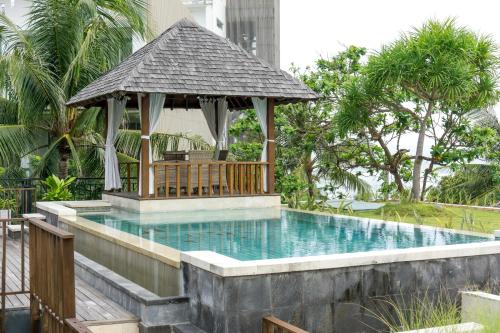 Spacious 3 Bedrooms Private Pool Beachfront Villa in Seminyak