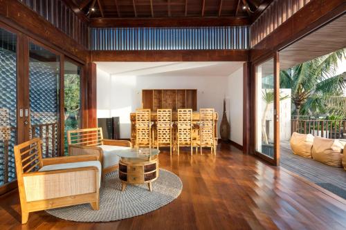 Spacious 3 Bedrooms Private Pool Beachfront Villa in Seminyak