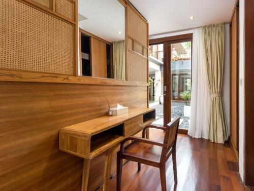 Spacious 3 Bedrooms Private Pool Beachfront Villa in Seminyak