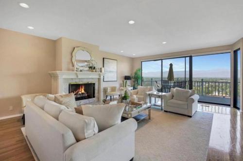 The Swan, A Spa like Mansion with Views and Game Room in Los Angeles, USA