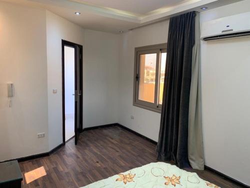 فيلا بحمام سباحه 6 غرفه نوم داخل كومباوند اكتوبر هيلز امام مول العرب - image 4