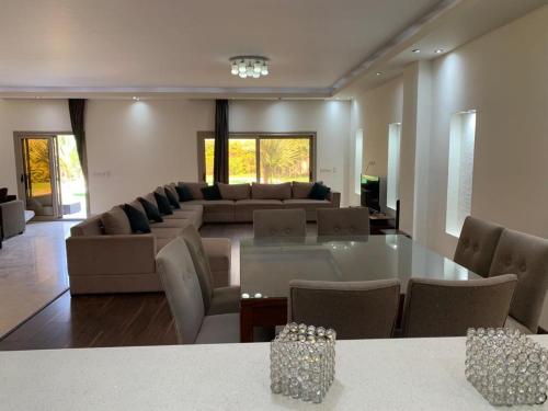 فيلا بحمام سباحه 6 غرفه نوم داخل كومباوند اكتوبر هيلز امام مول العرب - image 8