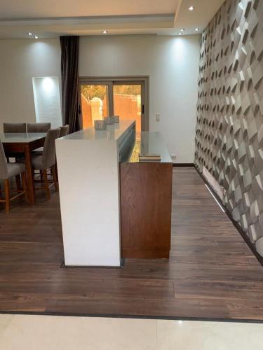 فيلا بحمام سباحه 6 غرفه نوم داخل كومباوند اكتوبر هيلز امام مول العرب - image 10