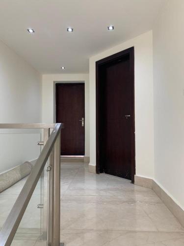 فيلا بحمام سباحه 6 غرفه نوم داخل كومباوند اكتوبر هيلز امام مول العرب - image 13