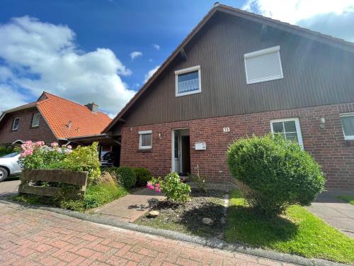 Haus Tillmann mit Hund in Hooksiel in Wangerland, Deutschland