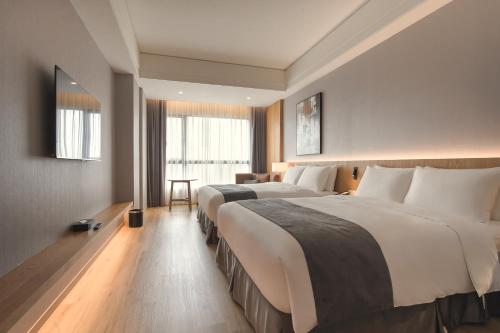 Deluxe Family Room with Window