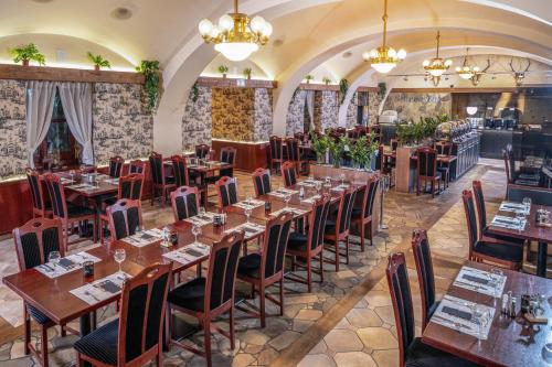 Restaurant, Szarvaskut Hotel in Zirc