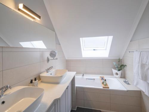  Double Room image 7