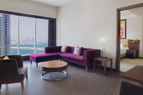 One-Bedroom King Suite with Partial Sea View - Executive Lounge Access image 10