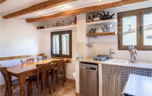 Konyha, 4 Bedroom Lovely Home In El Masroig in Els Guiamets