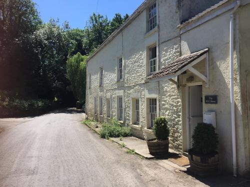 Charming 200 yr old Mill House right on the water