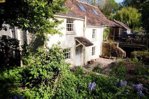 Charming 200 yr old Mill House right on the water