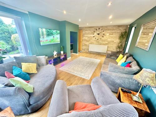 Large Family Home with Hot Tub - Sky Sports - Water Bed - Free Parking