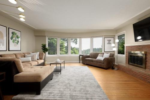 Large 3BR House w Free Parking in North Vancouver in North Vancouver, Canada