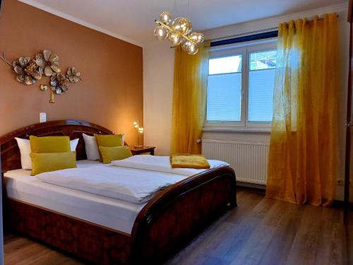 1 queen bed, 1 sofa bed