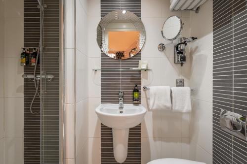 Double Room image 4
