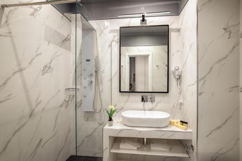 Superior Double Room - Main Building image 10