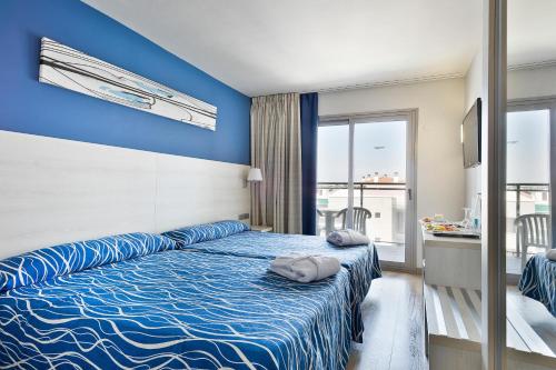 Chambre avec 2 lits, vue sur la piscine