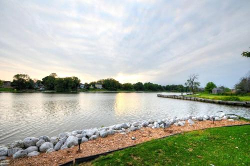 Riverfront Retreat! Water front and dog friendly! thumb 3