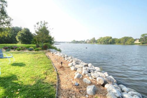 Riverfront Retreat! Water front and dog friendly! detail