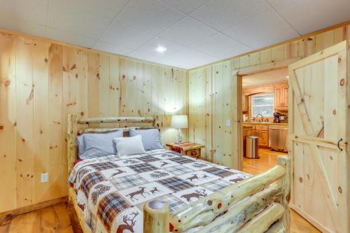 Wooded Blue Ridge Cabin 2 Decks, Fire Pit! in Blue Ridge, USA