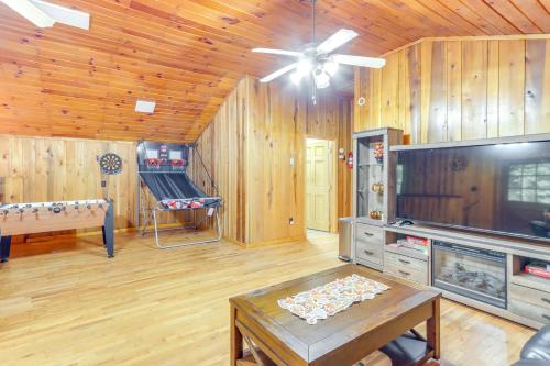 Wooded Blue Ridge Cabin 2 Decks, Fire Pit!