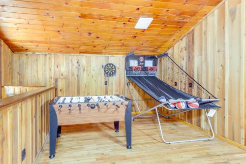 Wooded Blue Ridge Cabin 2 Decks, Fire Pit!