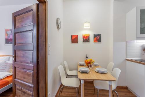 Central Avenue Apartment - image 5