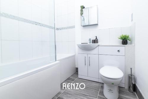 Charming 2-bed Apartment in Nottingham by Renzo, Modern Design, Brilliant Location