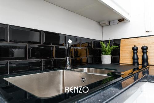 Charming 2-bed Apartment in Nottingham by Renzo, Modern Design, Brilliant Location