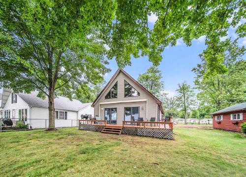 . Large Lake House on Gun Lake