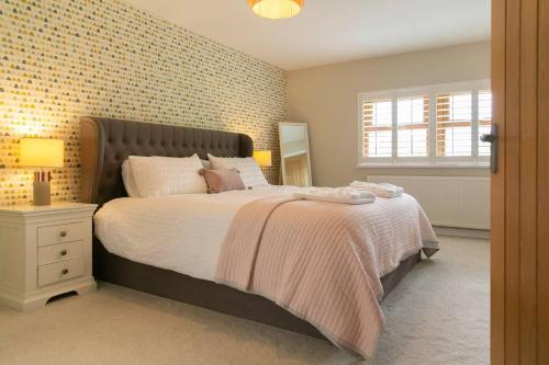 Remarkable 4-Bed House Near Leeds Airport
