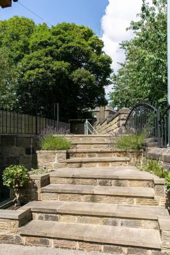 Remarkable 4-Bed House Near Leeds Airport