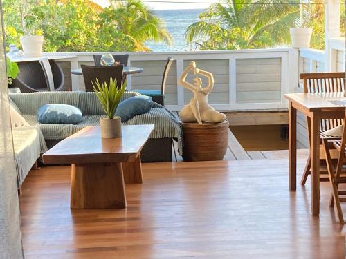 Les pieds dans l'eau face au lagon - Le Bel Instant Les pieds dans l'eau face au lagon - Le Bel Instant