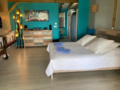 Les pieds dans l'eau face au lagon - Le Bel Instant Les pieds dans l'eau face au lagon - Le Bel Instant