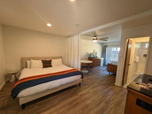 1 king bed, 1 sofa bed