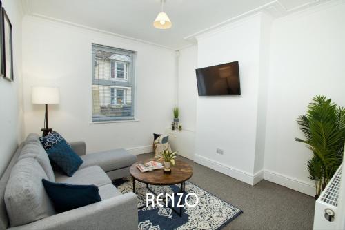 Vibrant 2-bed Townhouse in Lincoln by Renzo, Free Wi-Fi, Ideal for contractors