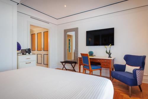 Premium Deluxe Terrace Room image 9