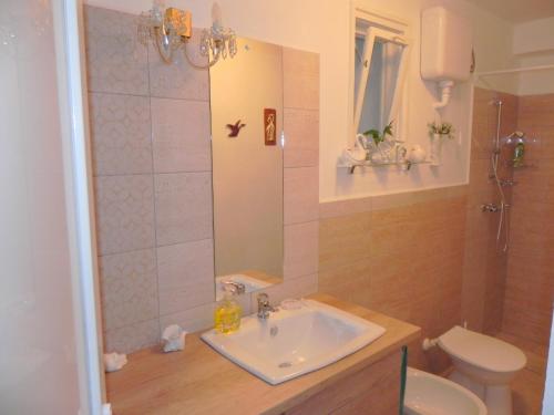 ห้องน้ำ, Tulipan Panorama Apartman in เมซเซกอลดัล